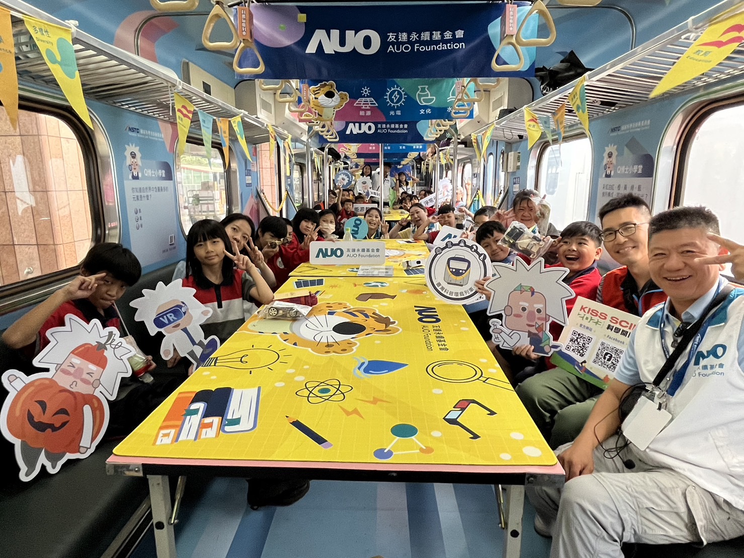 永續基金會參與「臺灣科普環島列車」，設計基礎科學車廂課程，以「淨零碳排和永續能源」為主題，讓學生透過創意實驗認識淨零知識，以及思考生活中的減碳行為