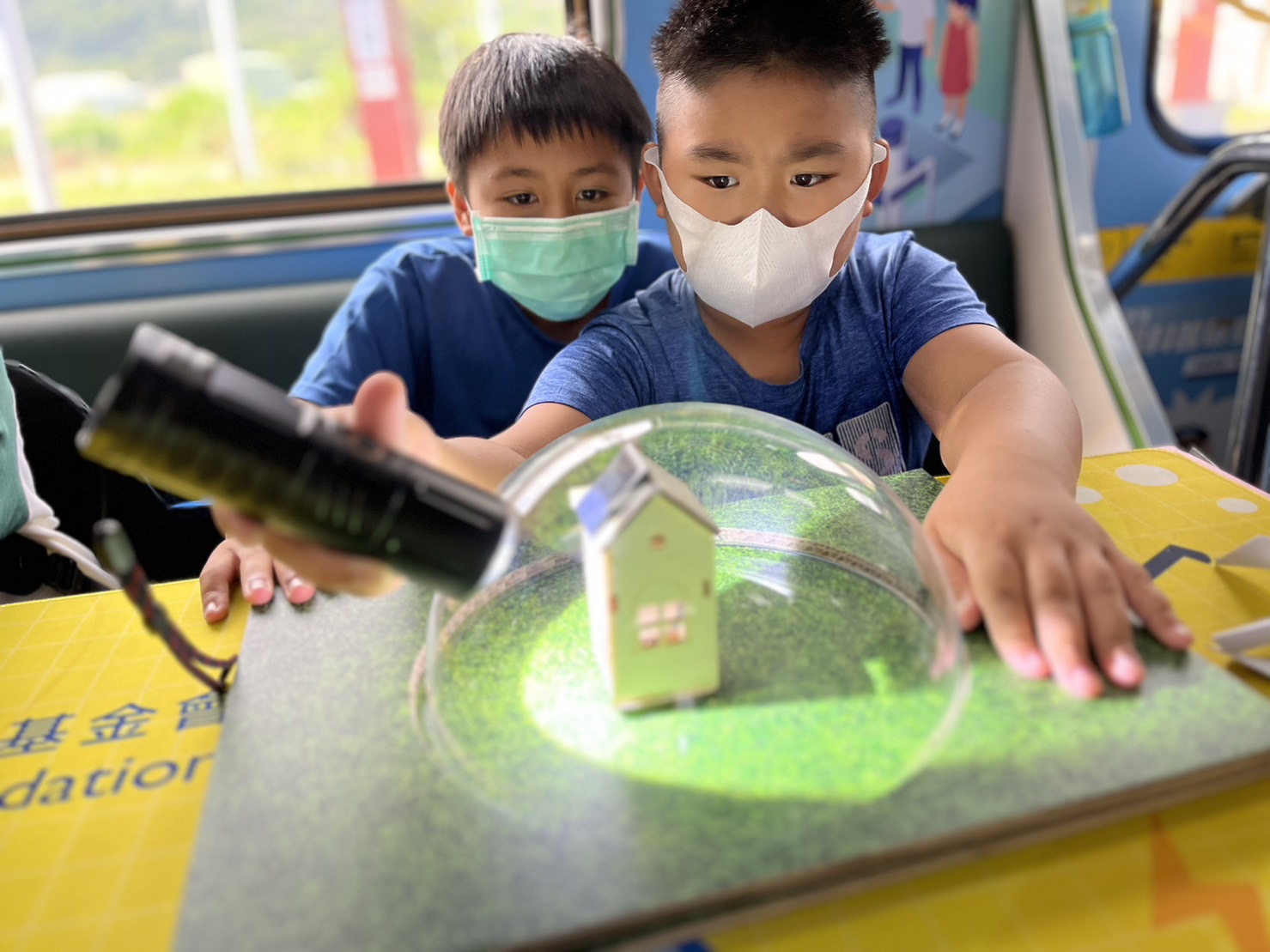 參與基礎科學主題車廂，以STEAM教學精神，設計「逐日科學家」、「太陽能工程師」以及「淨零建築師」三大能源科普課程和實驗