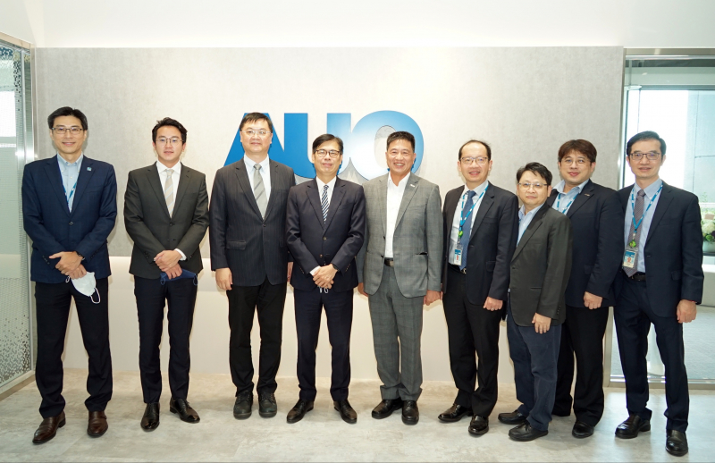 光電前進亞灣成立「AUO解決方案研發中心」，作為多元場域解決方案研發及試驗場域（圖中左為高雄市長陳其邁、圖中右為光電董事長彭双浪）